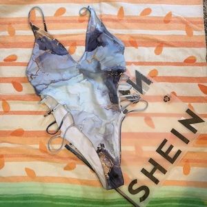 Cut-out one piece swimsuit